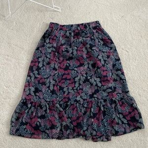Loft floral skirt. Size Large. Great condition.